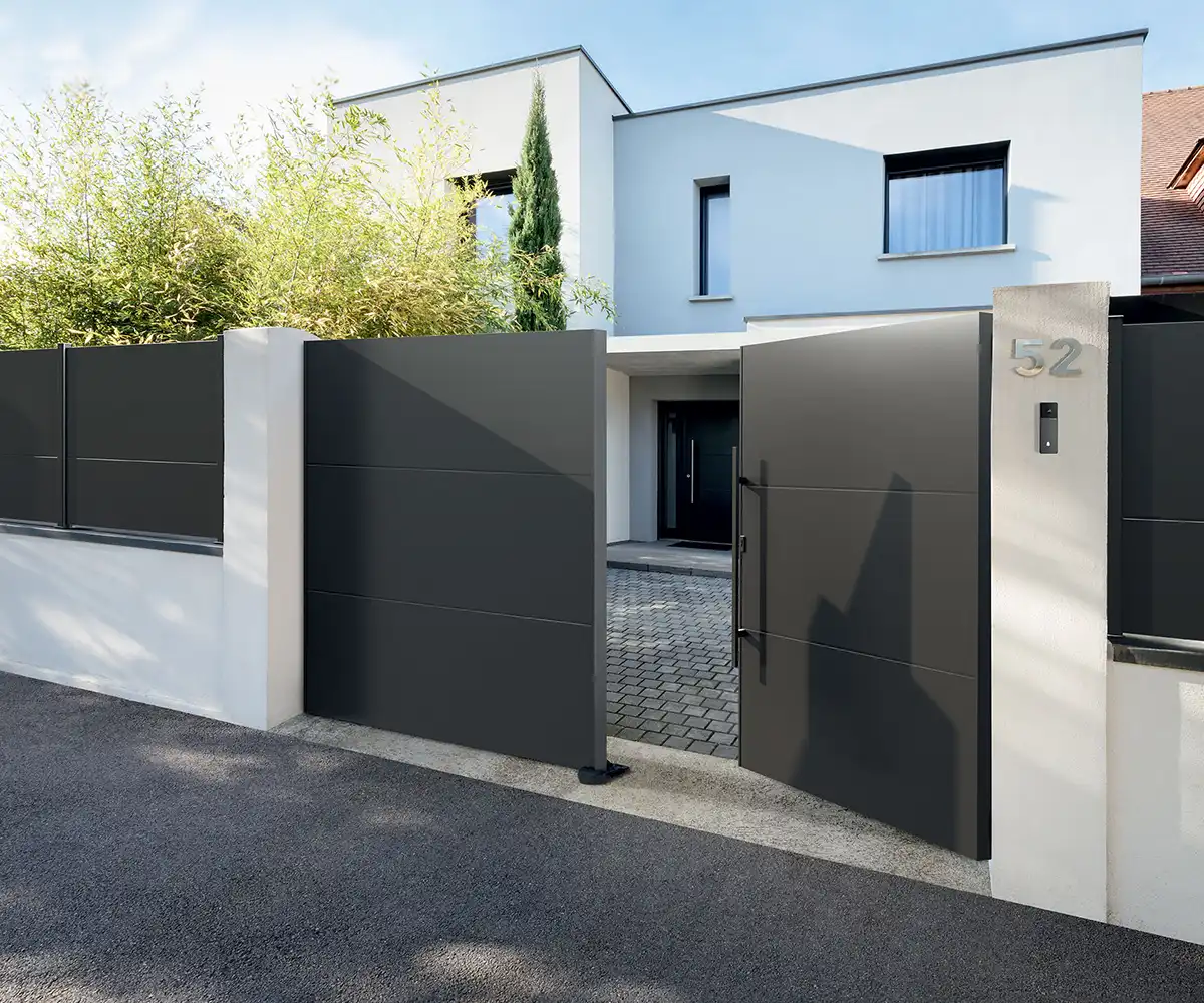 portail contemporain battant gris en aluminium