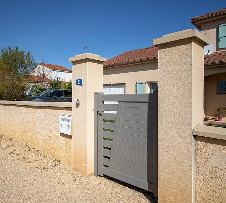 portillon gris clair en aluminium ajouré