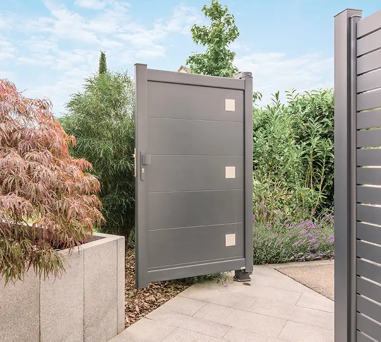 portillon en aluminium gris anthracite lames pleines avec décor