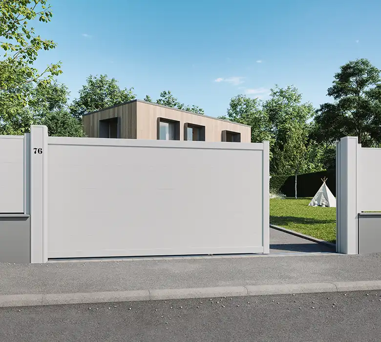 portail coulissant plein en alu gris clair