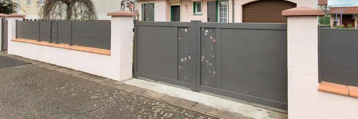 portail et claustras assortis en aluminium gris avec décors