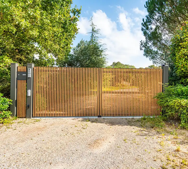 portail moderne avec tasseaux de bois