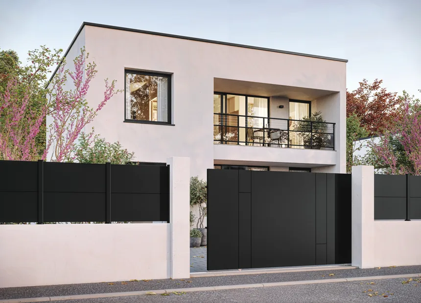 Portail coulissant en aluminium et garde-corps Kostum devant une maison contemporaine