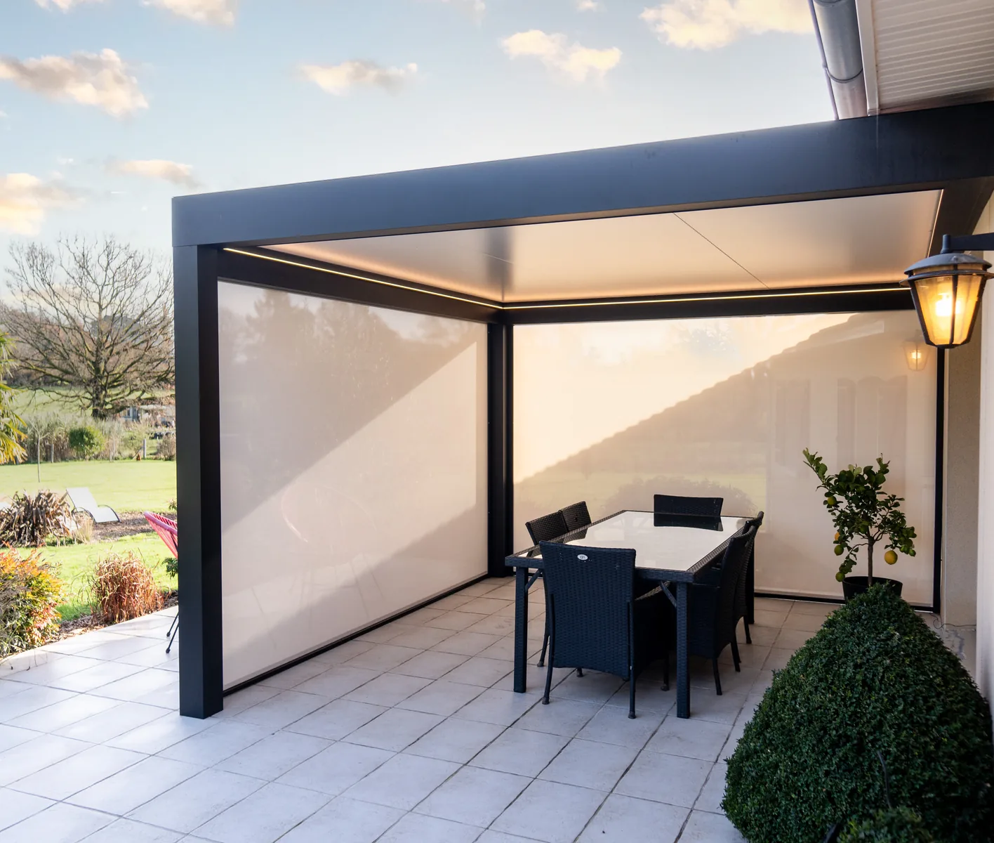 Pergola adossée en aluminium Lily Kostum équipée de stores zip blancs
