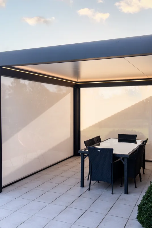 Pergola adossée en aluminium Lily Kostum équipée de stores zip blancs