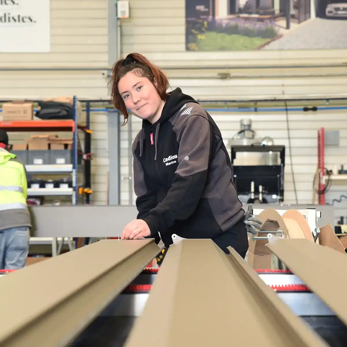 femme travaillant dans un atelier de pergola