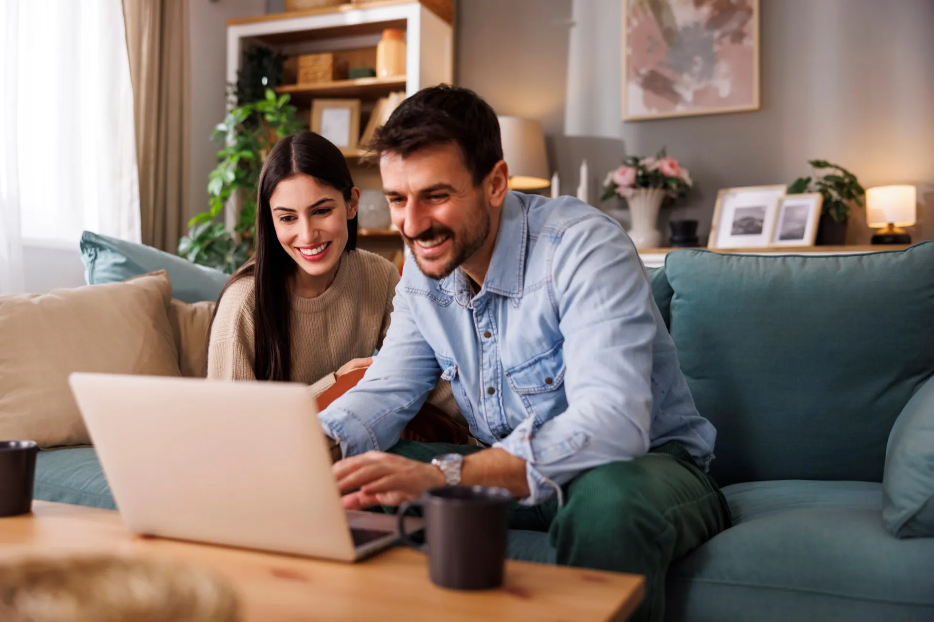 Un couple enregistre son produit Kostum depuis son salon