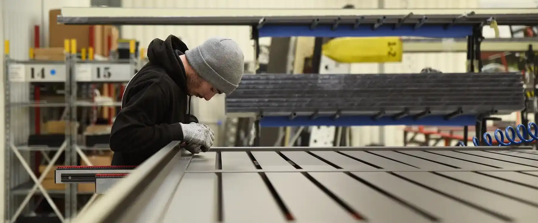 homme qui travaille sur un portail