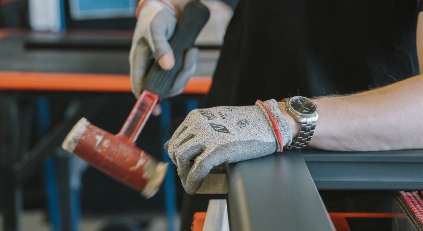 Atelier Kostum : façonnage d'un profilé aluminium